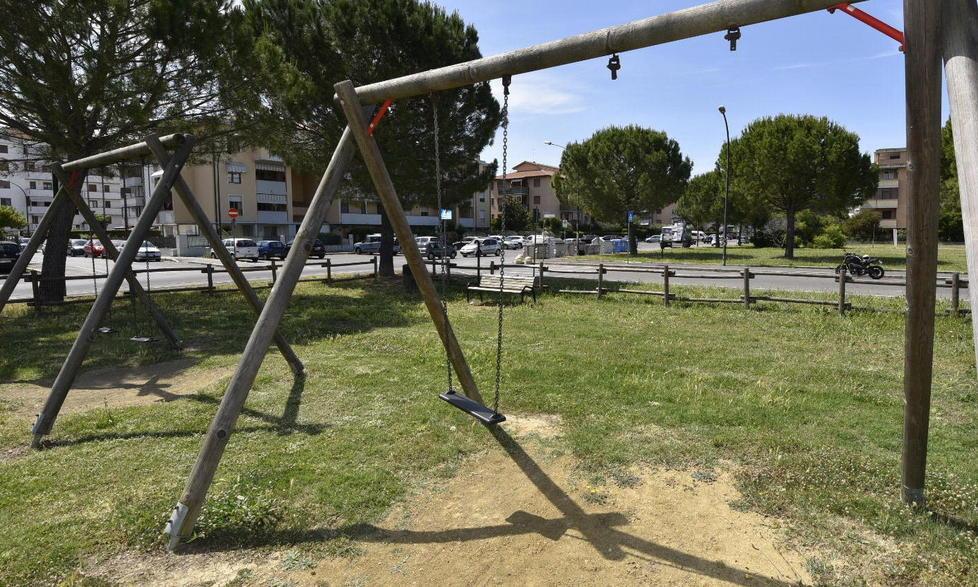 Altalene senza catene e panca rotta