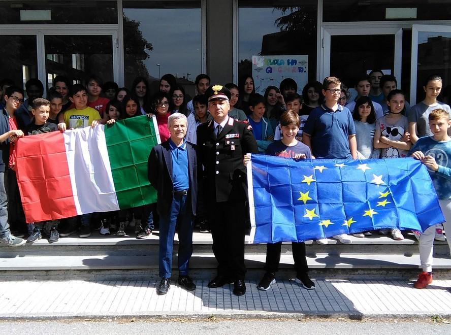 Il maresciallo dona alla scuola il tricolore e la bandiera Ue