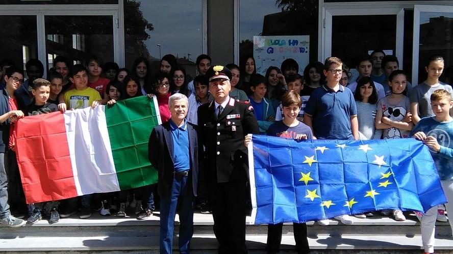 Il maresciallo dona alla scuola il tricolore e la bandiera Ue