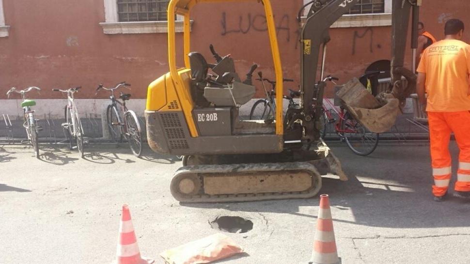 E si è aperta anche una buca davanti a Palazzo Paradiso