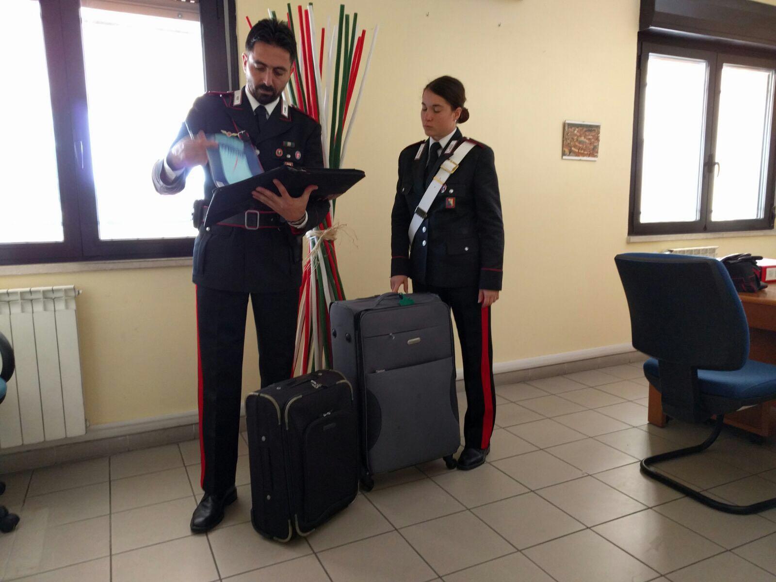 Le valigie dei turisti australiani recuperate dai carabinieri della stazione di Torre del Lago