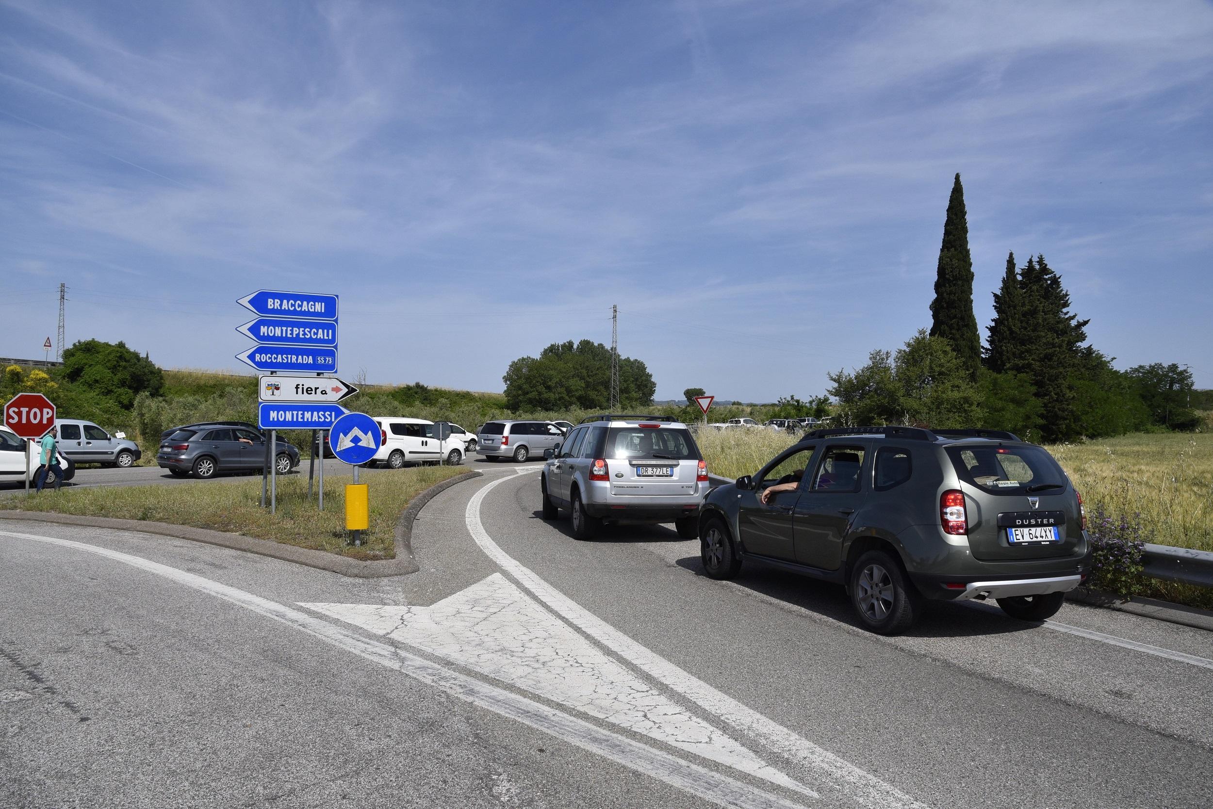 Auto in fila allo svincolo con la strada per il Madonnino (foto Bf)