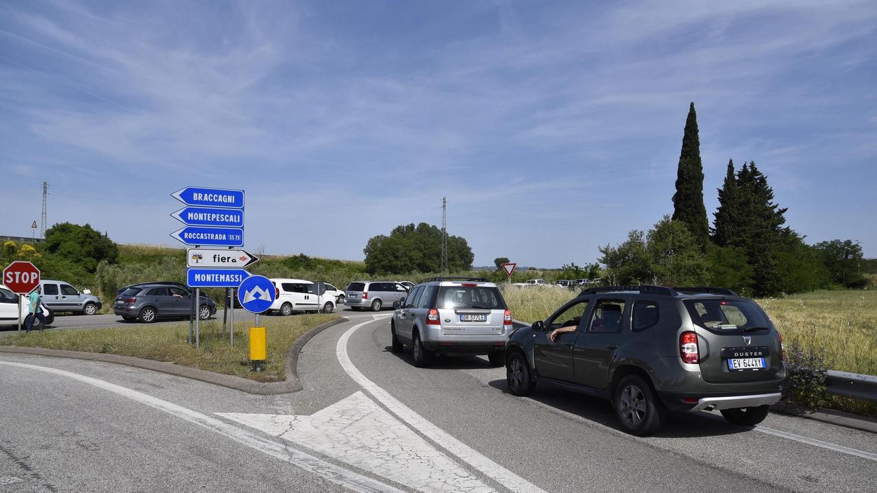 Auto in fila allo svincolo con la strada per il Madonnino (foto Bf)
