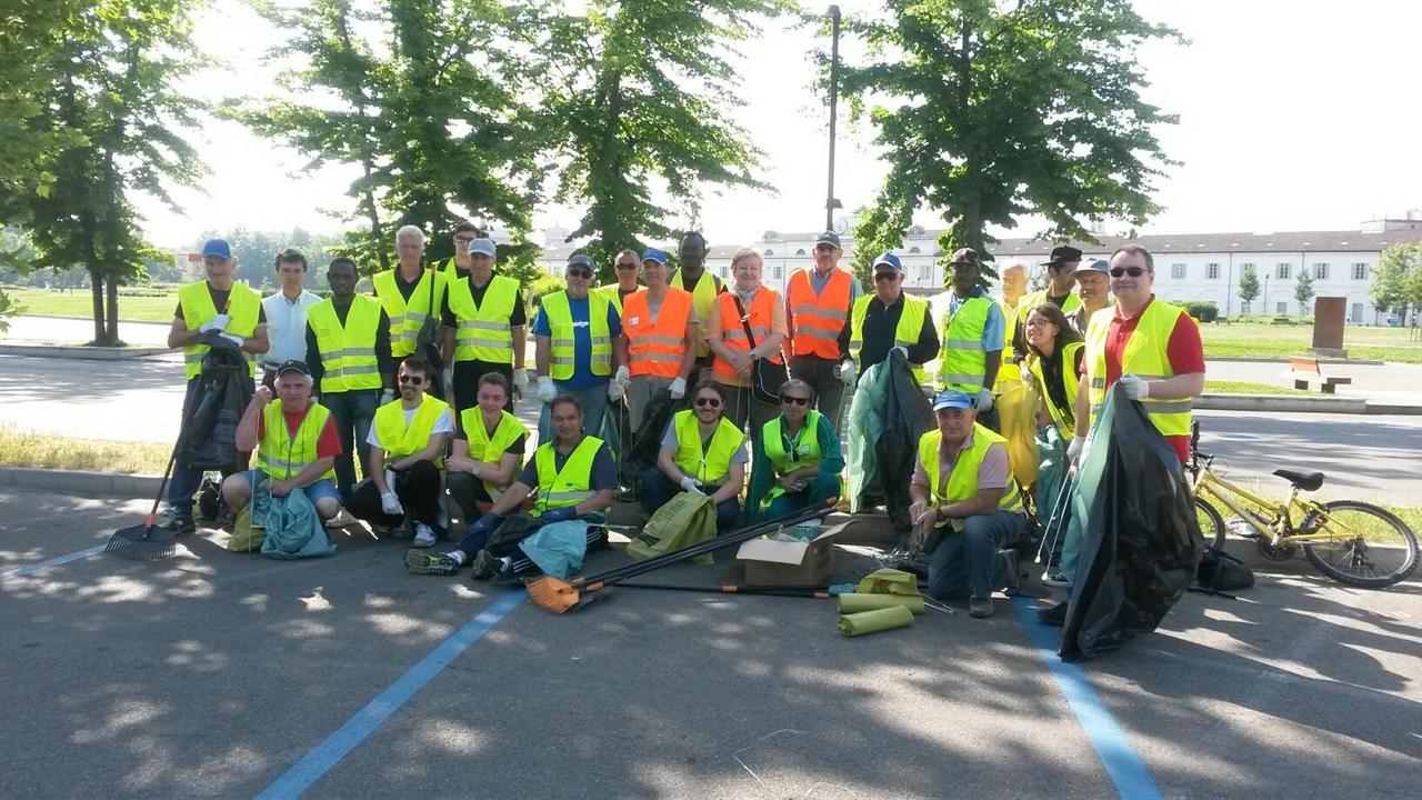 Foto di gruppo per i volontari e i migranti che hanno ripulito l'autostazione