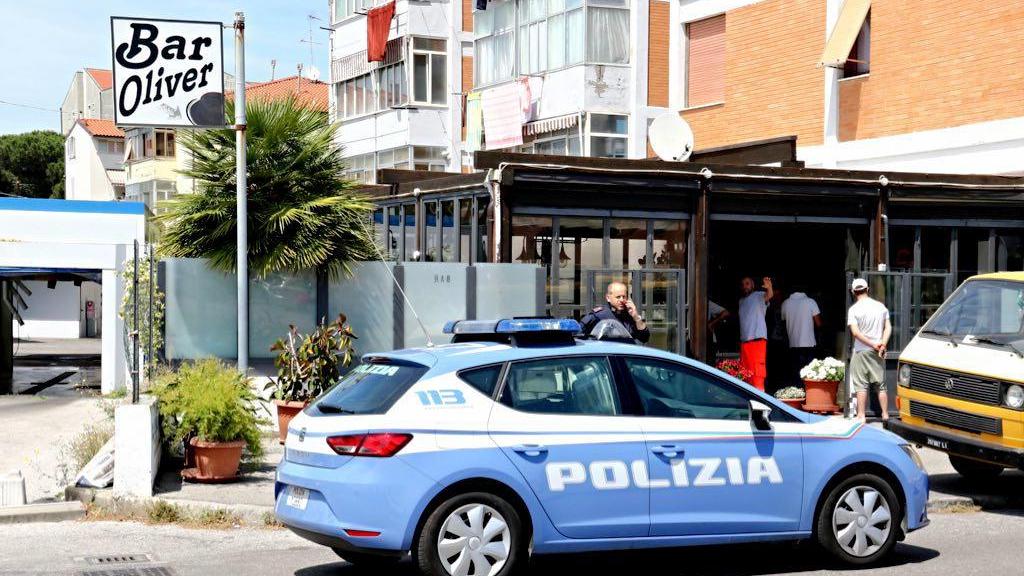 La polizia in via Luttazzi
