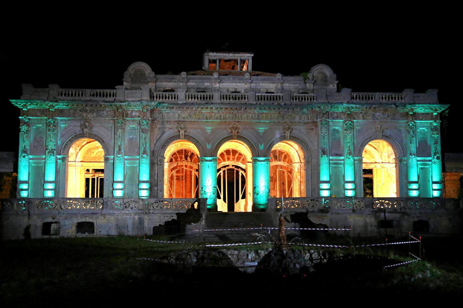 Una delle spettacolari illuminazioni delle Terme del Corallo