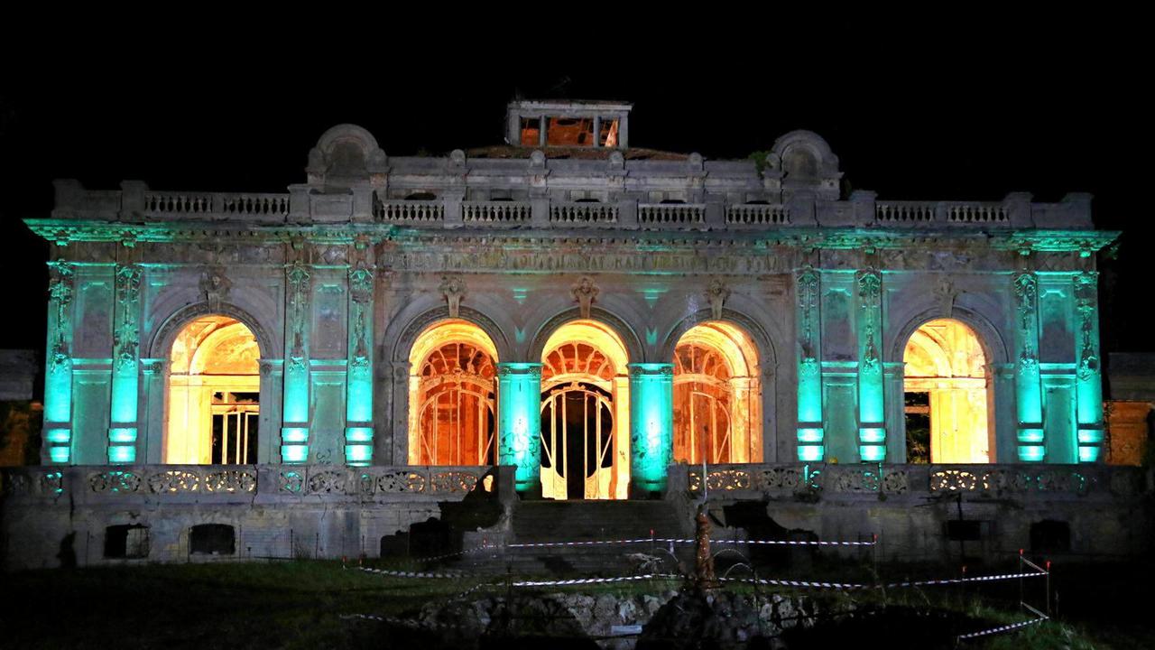 Una delle spettacolari illuminazioni delle Terme del Corallo