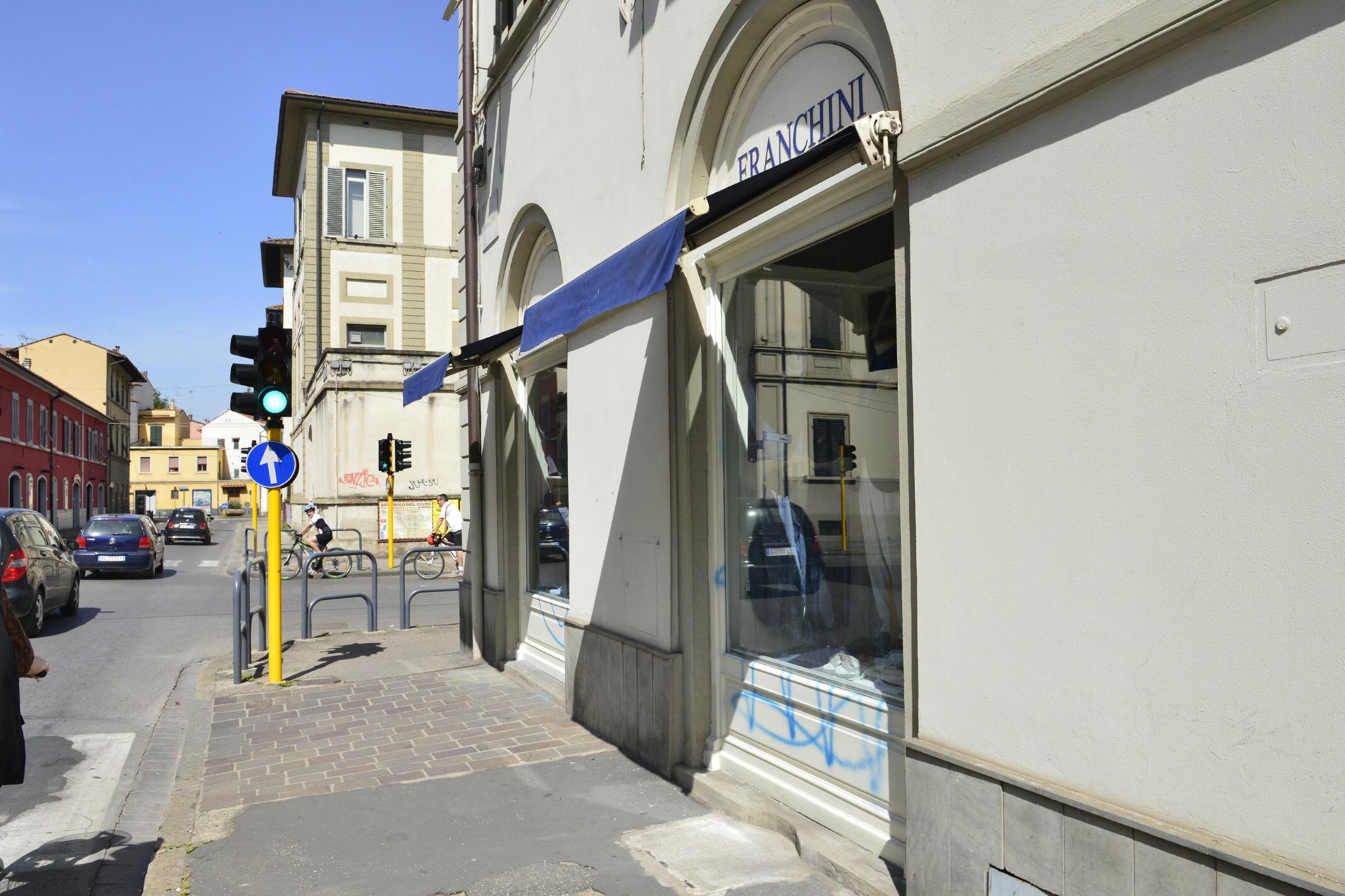 La vetrina imbrattata dai vandali