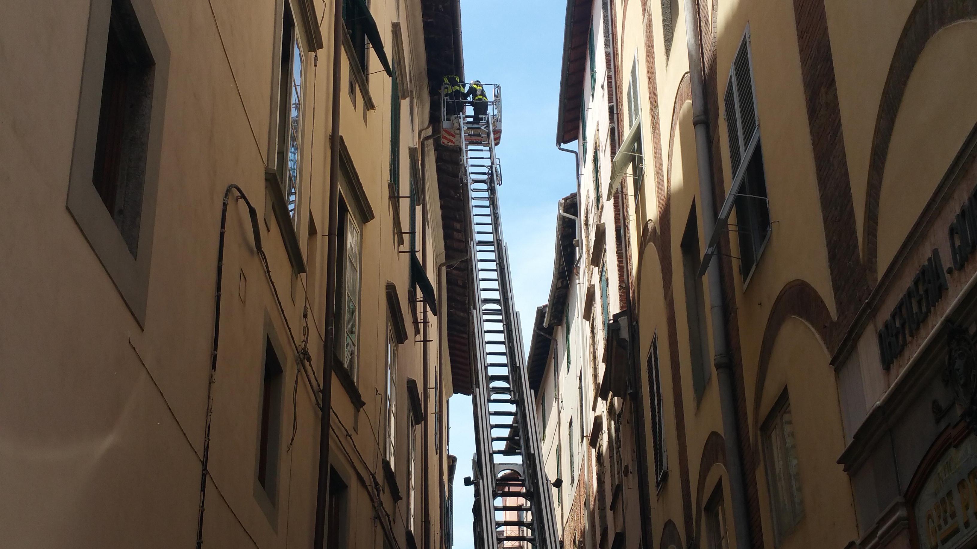 Cade una pietra da un palazzo, paura in via San Giorgio 