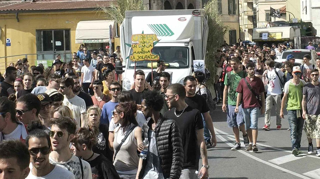 Canapisa, in quattromila al corteo per la liberalizzazione delle droghe. Due arresti
