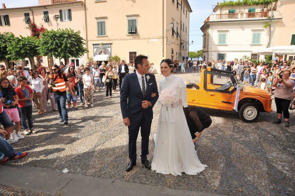 La sposa Lavinia Biancalani arriva in chiesa a bordo di una Mehari