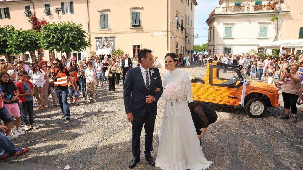 La sposa Lavinia Biancalani arriva in chiesa a bordo di una Mehari