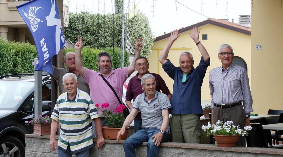 I tifosi di Nibali a Mastromarco sventolano la bandiera dello "Squalo" (Foto Nucci)
