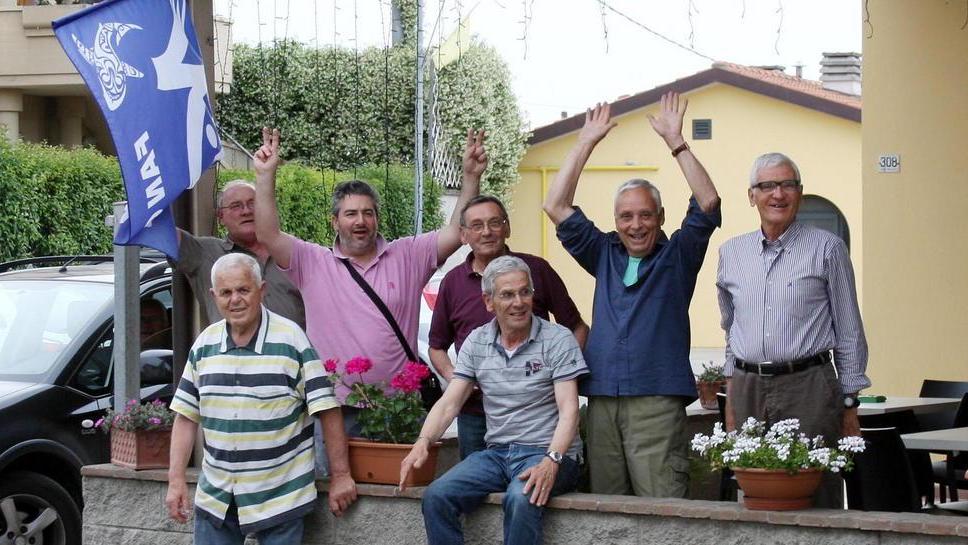 I tifosi di Nibali a Mastromarco sventolano la bandiera dello "Squalo" (Foto Nucci)