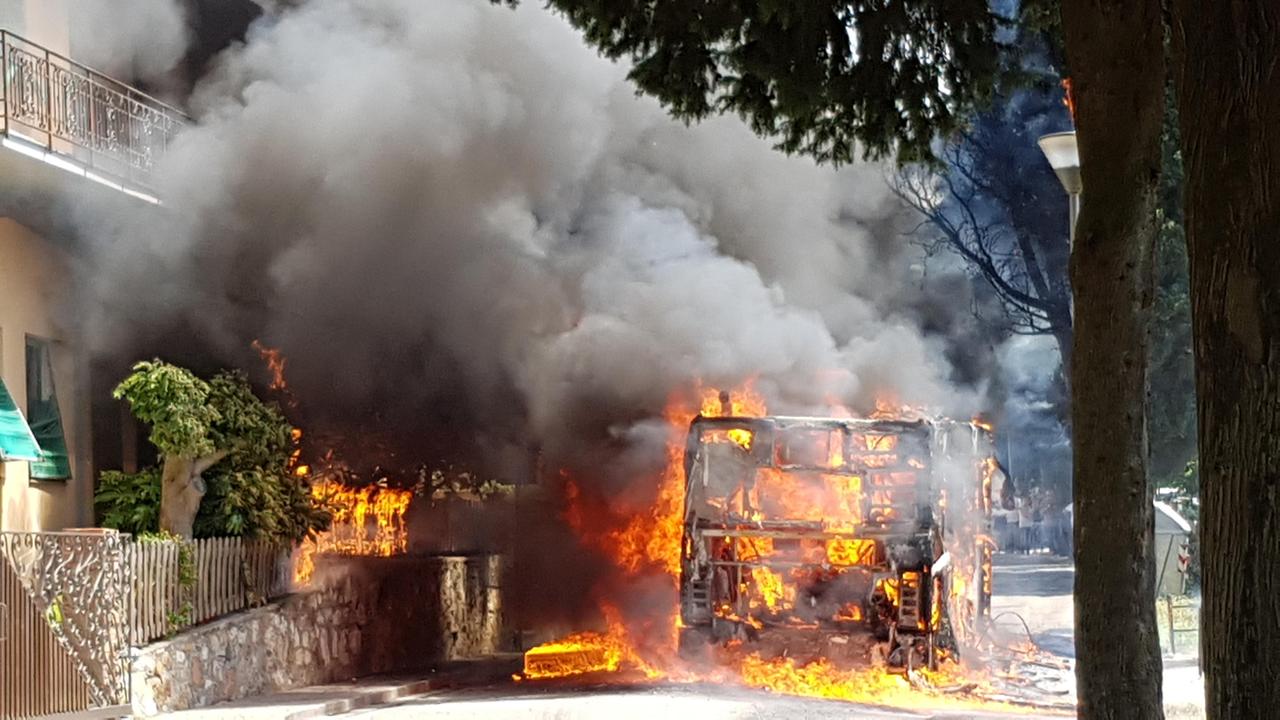 L'autobus in fiamme (foto di Donatello Giusti)