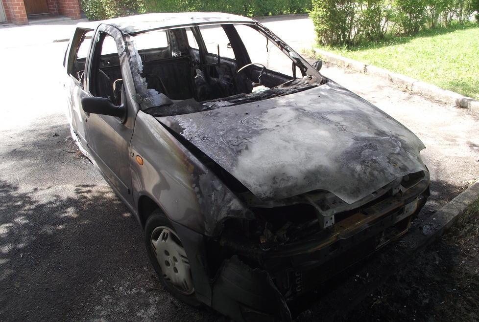 Distrutta dal fuoco un’auto parcheggiata in via Paganico