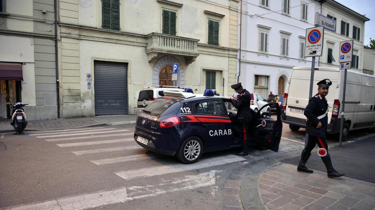 I carabinieri che effettuano i rilievi (foto Sestini)