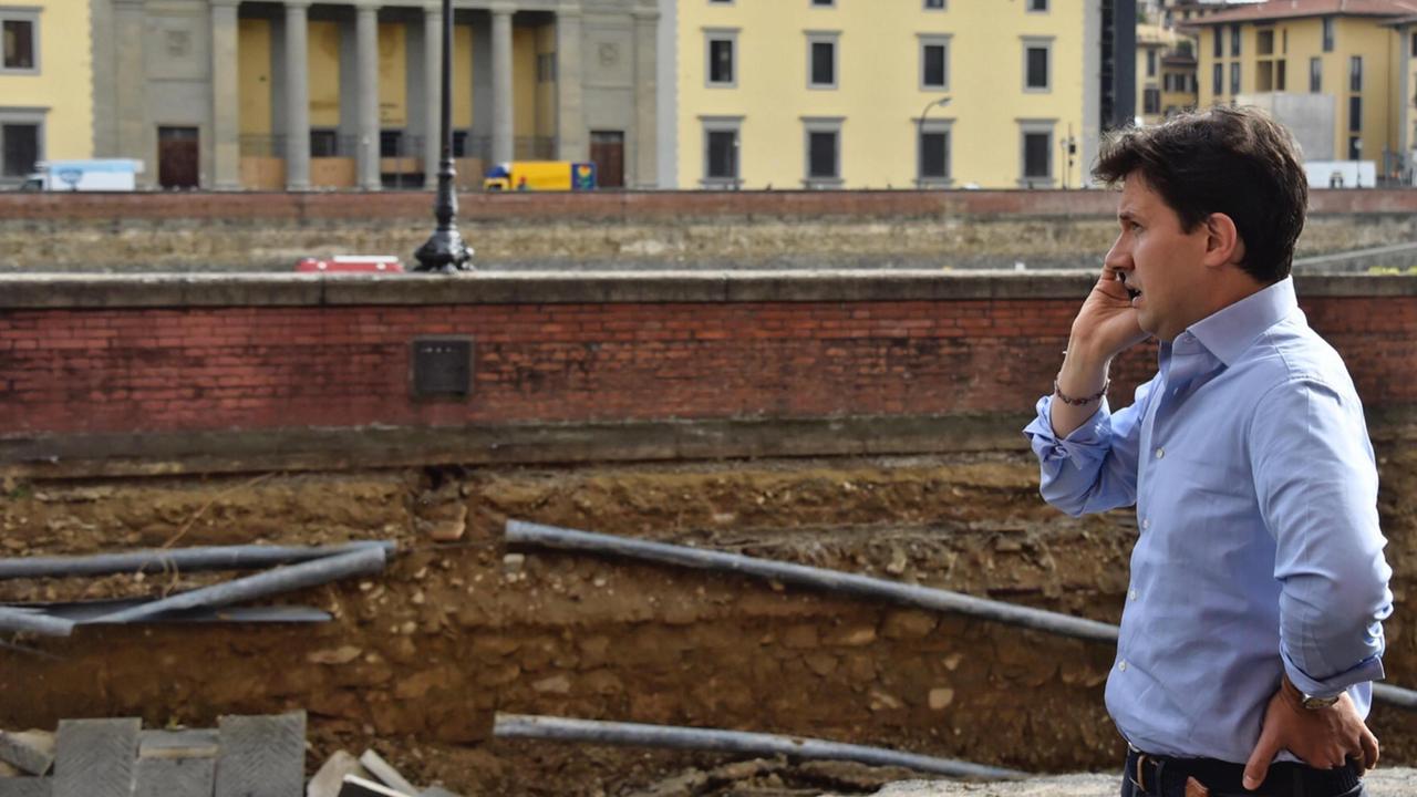 Il sindaco di Firenze Dario Nardella sul punto dove si è aperta la voragine di Lungarno Torrigiani