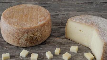 Due forme di formaggio (foto di archivio)