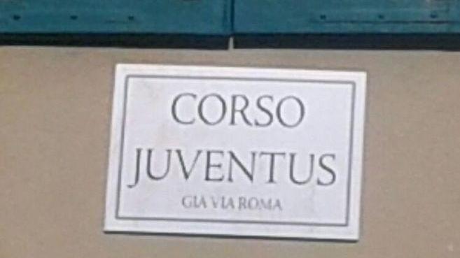Gli scarti tessili abbandonati per strada