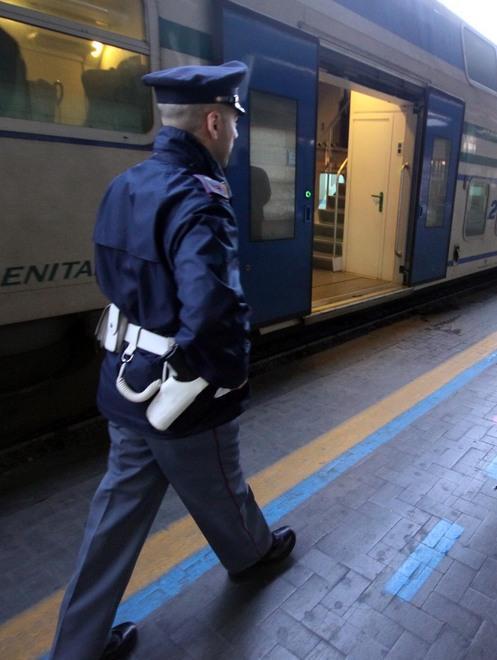 Minaccia controllori e rompe vetrata 