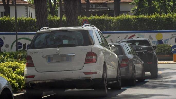 Bambini nascosti dalle auto in sosta in piazza Garibaldi