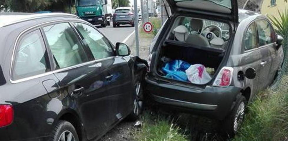 Un’auto distrutta in via dei Polveroni «Colpa del cantiere» 