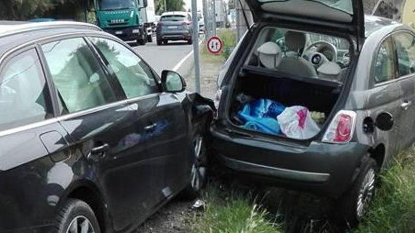 Un’auto distrutta in via dei Polveroni «Colpa del cantiere»