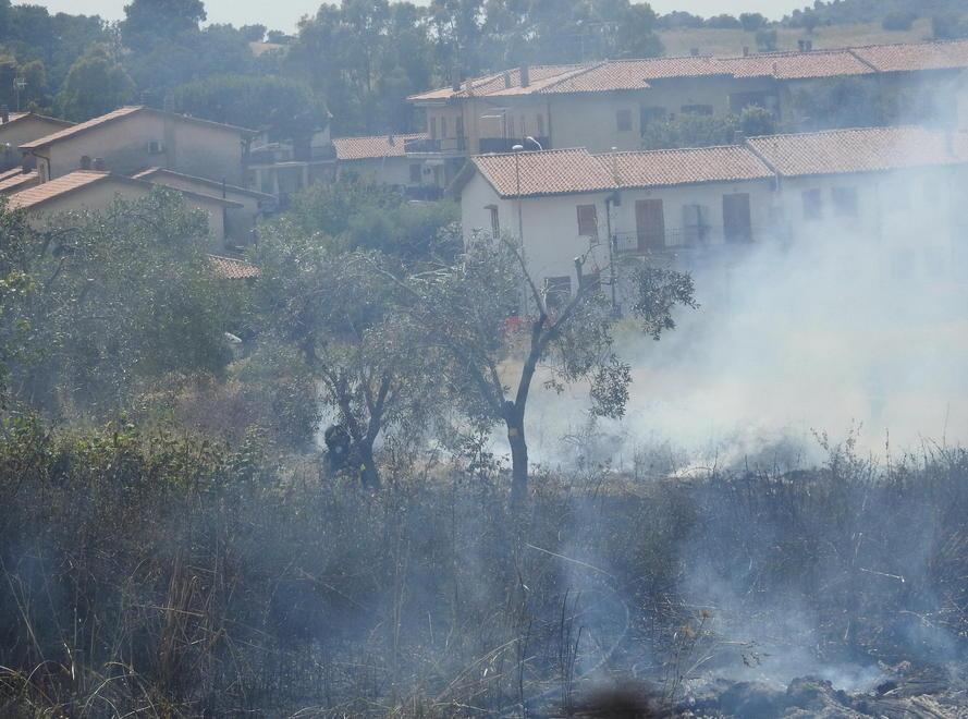 Incendio minaccia la piazza di Fonteblanda 