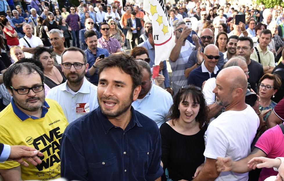 Di Battista infiamma il popolo a 5 stelle 