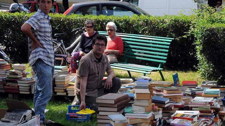 Seimila volumi per la biblioteca: funziona la “colletta” di Avenza