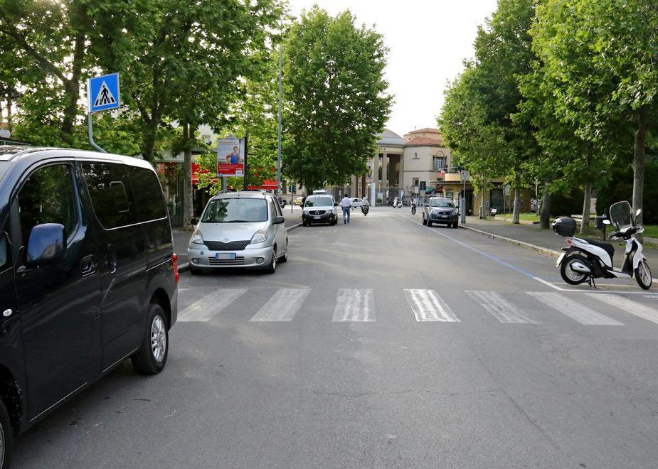 Parcheggi a pagamento Colline: «Le strisce blu vuote e noi perdiamo clienti» 