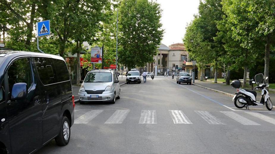 Parcheggi a pagamento Colline: «Le strisce blu vuote e noi perdiamo clienti»