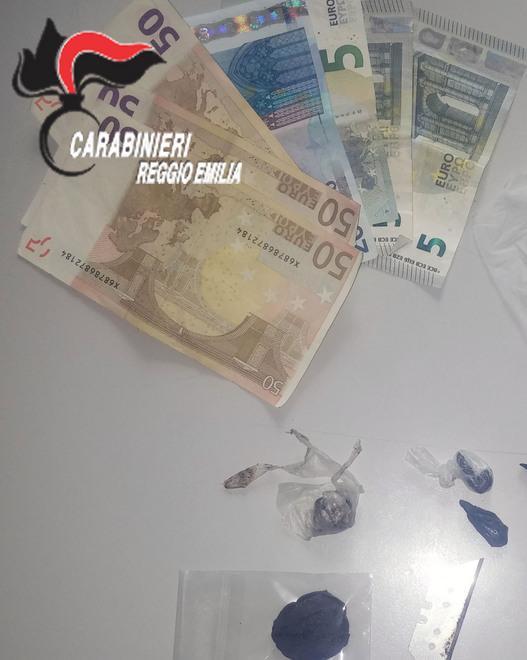 Droga nascosta sotto un albero, due giovani in manette