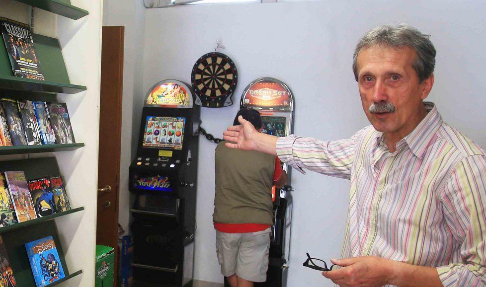 Messo in ginocchio con pistola alla testa 