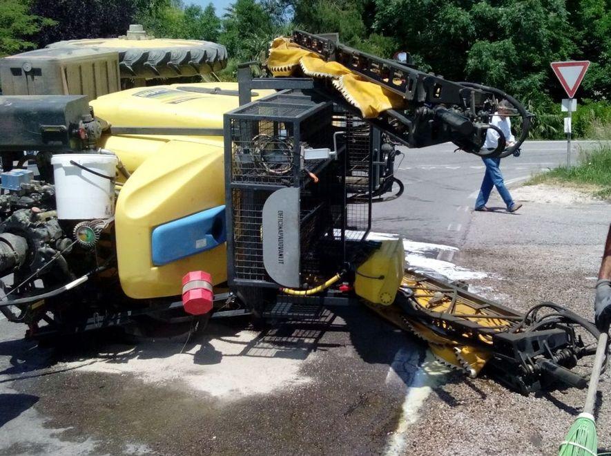 Trattore si ribalta, paura a Ponte Rodoni 