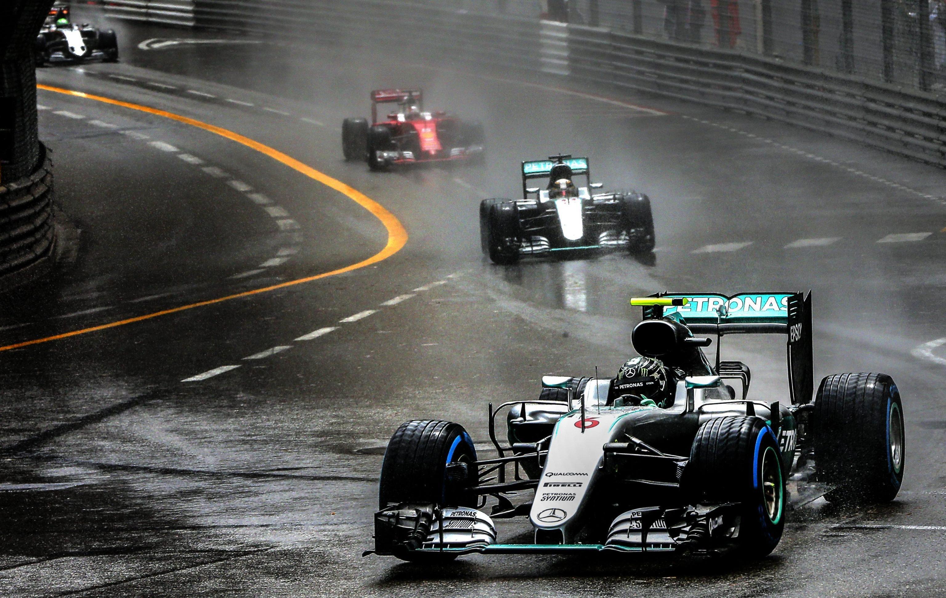 Hamilton in una fase del Gp di Monaco