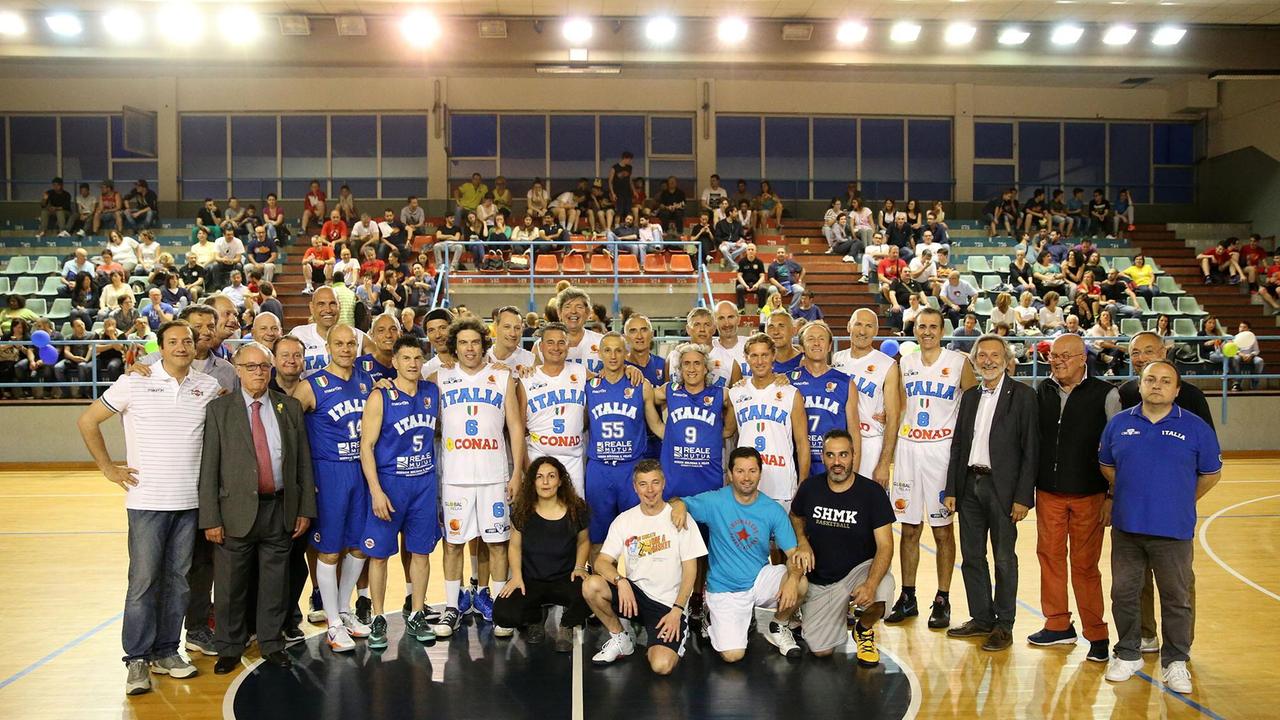 Le due Nazionali di basket al centro del campo (Foto Nucci)