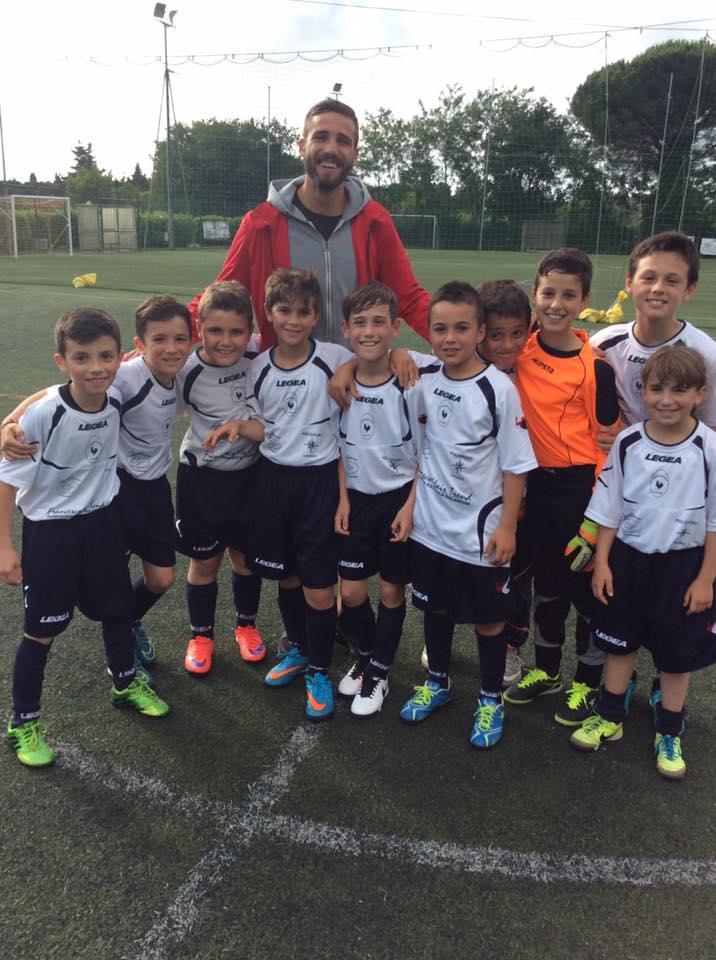 Leonardo Pavoletti con i baby calciatori del Carli Salviano