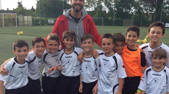 Leonardo Pavoletti con i baby calciatori del Carli Salviano