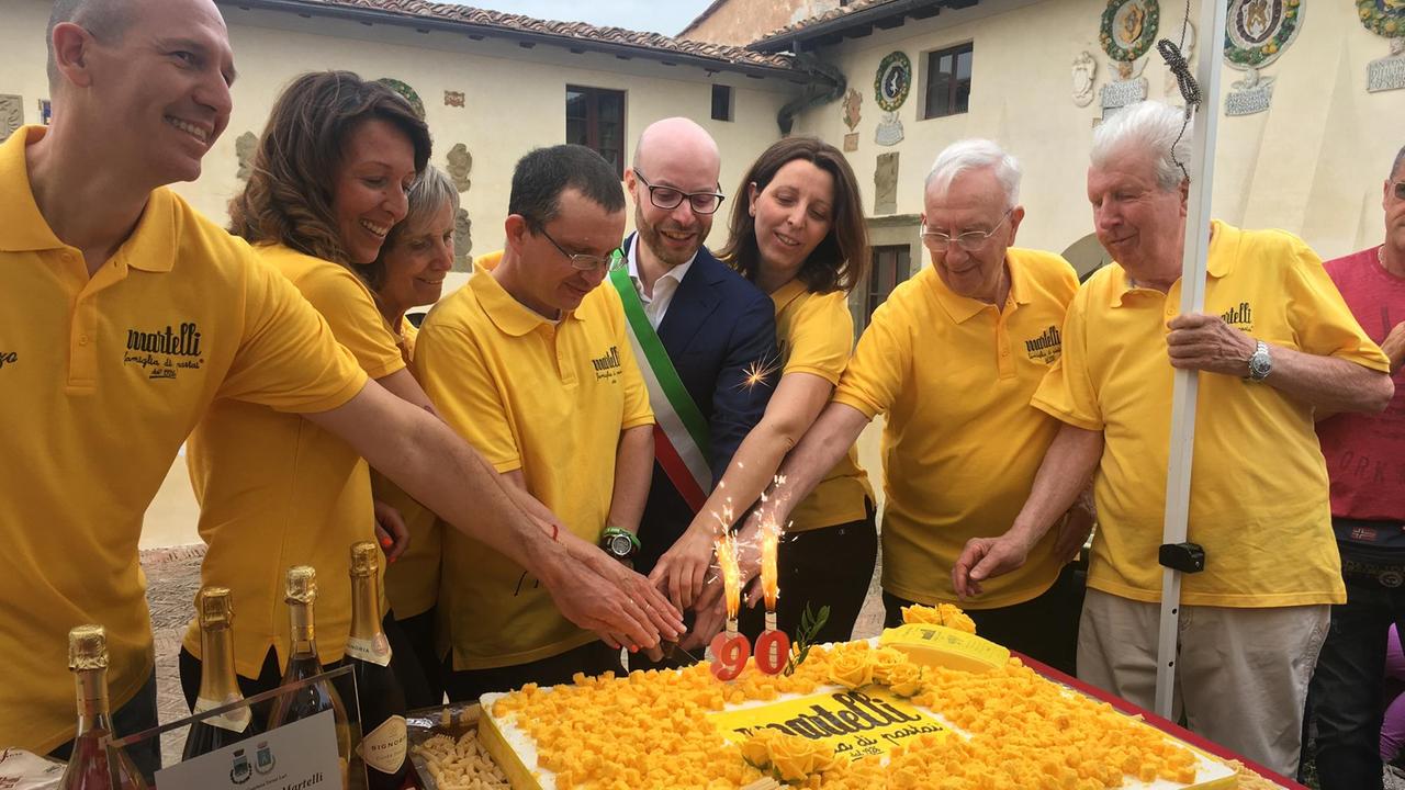 Un momento del taglio della torta