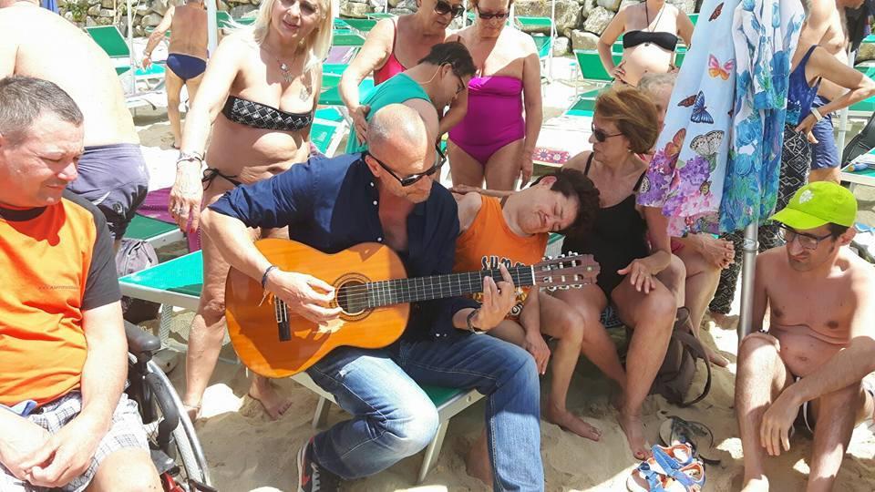 Biagio Antonacci suona con gli Happy Free Bikers alla Biodola (foto postata su Fb da Paolo Cartocci)