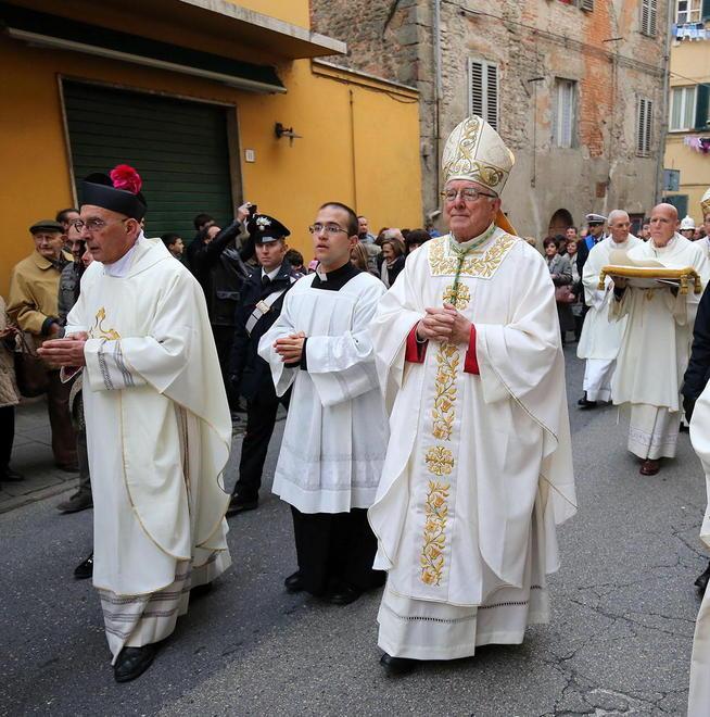 Il vescovo di Pescia, monsignor Roberto Filippini, fa in suo ingresso in Cattedrale (Foto Nucci)