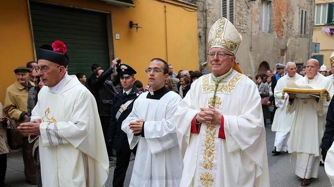 Il vescovo di Pescia, monsignor Roberto Filippini, fa in suo ingresso in Cattedrale (Foto Nucci)