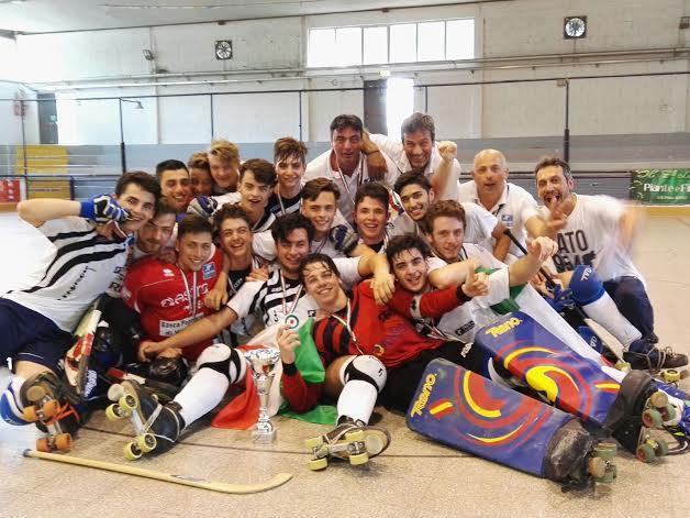 L'esultanza del team dell'Hockey Prato under 20