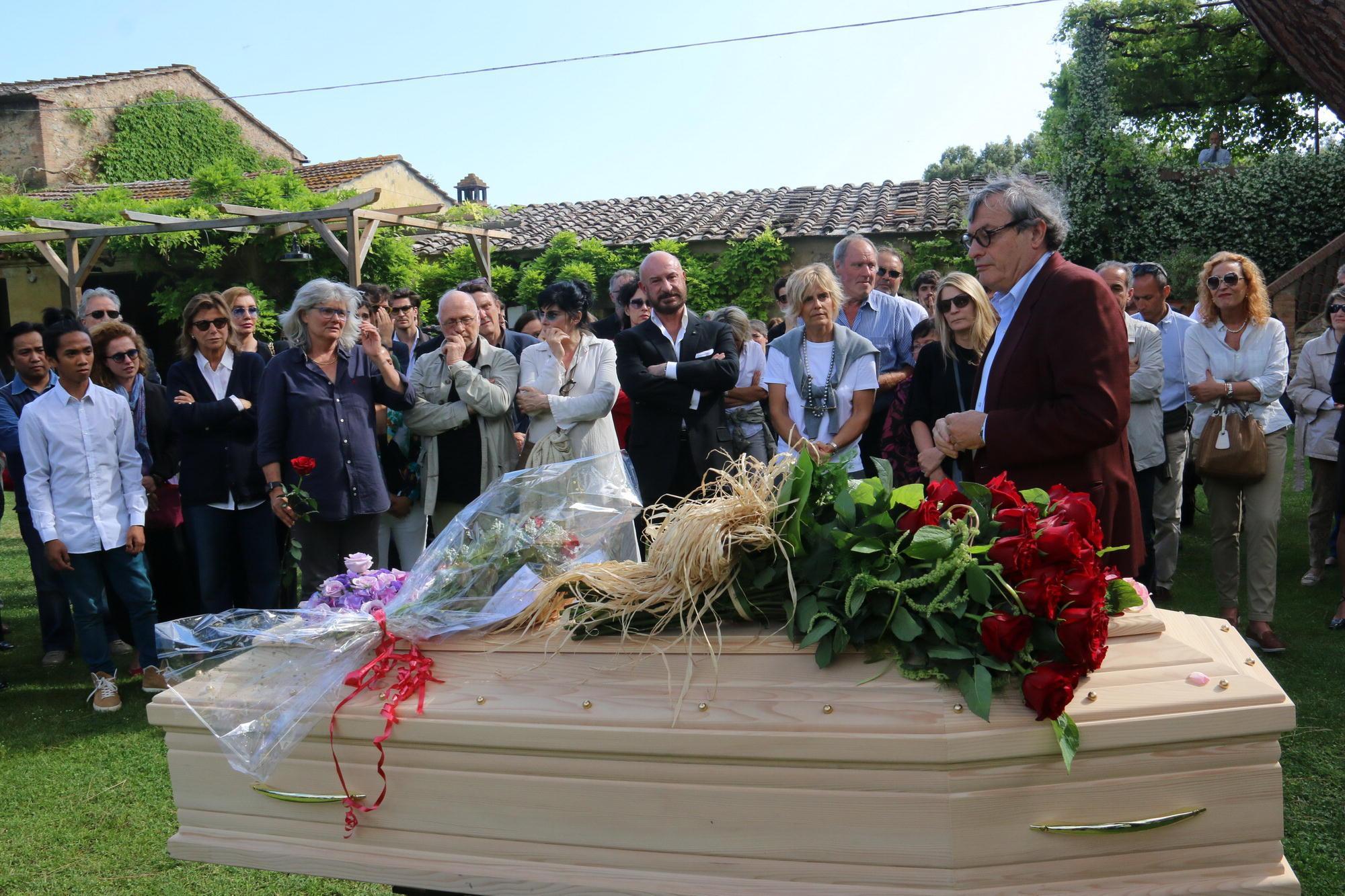 Oliviero Beha tiene la commemorazione davanti al feretro di Albertazzi (foto Enzo Russo)