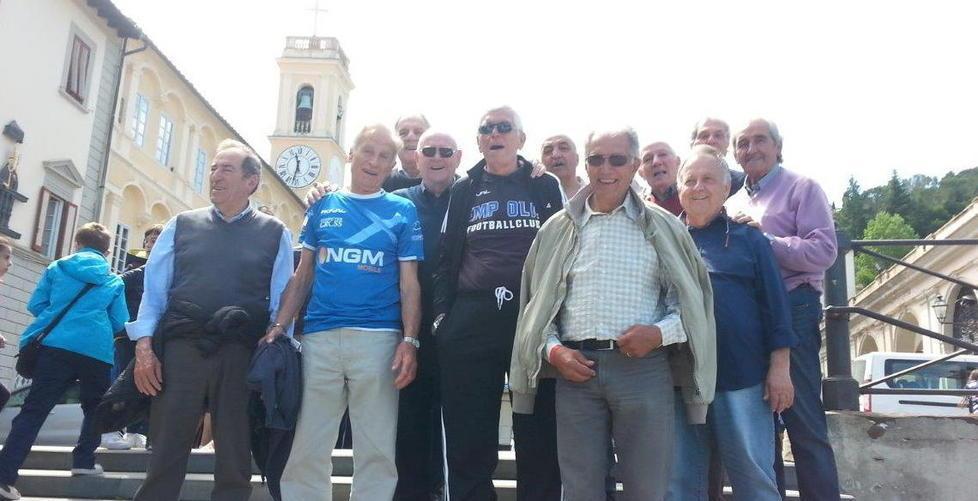 Il gruppo dei tifosi empolesi della Misericordia durante il pellegrinaggio al santuario della Madonna delle Grazie di Montenero sopra Livorno