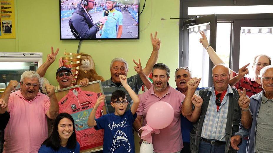 I fan di Nibali nel bar gli Schizzati durante la diretta tv (Foto Nucci)