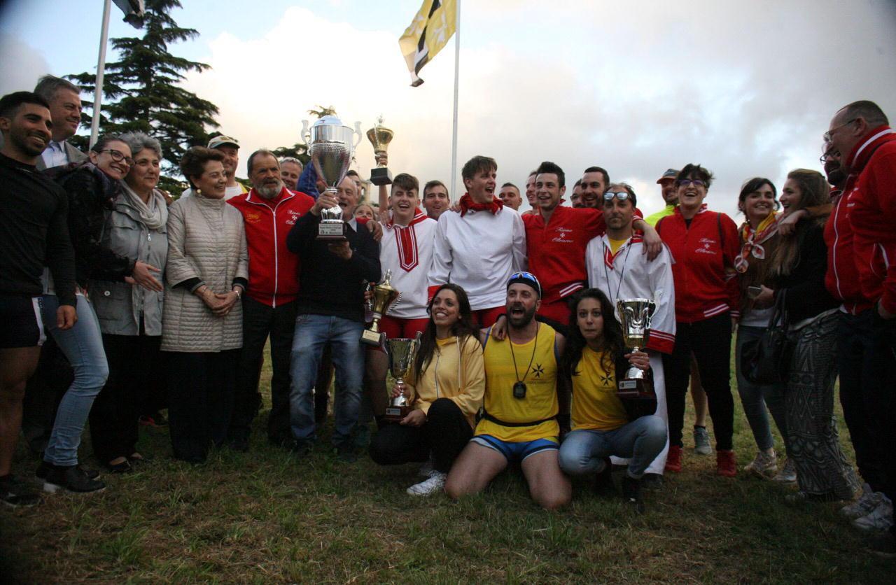 Foto di gruppo tra vogatori, organizzatori e istituzioni (Foto Franco Silvi)