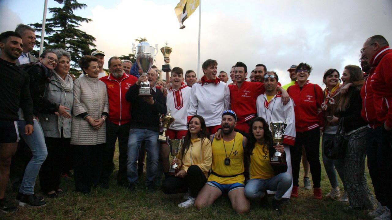 Foto di gruppo tra vogatori, organizzatori e istituzioni (Foto Franco Silvi)